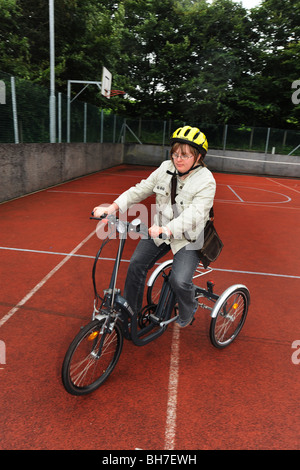 Una donna con problemi di apprendimento è un andare a cavallo di un triciclo, come parte di un Sport possibilità giorno North Yorkshire. Modello RELEAS Foto Stock