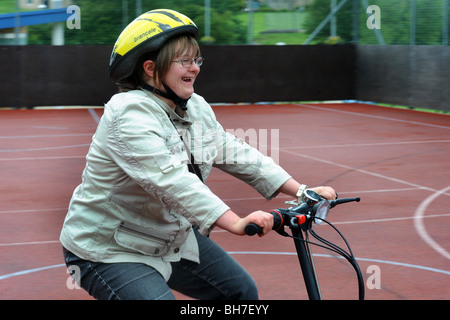 Una donna con problemi di apprendimento è un andare a cavallo di un triciclo, come parte di un Sport possibilità giorno North Yorkshire. Modello RELEAS Foto Stock