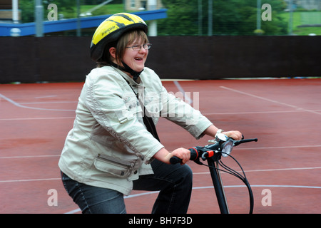 Una donna con problemi di apprendimento è un andare a cavallo di un triciclo, come parte di un Sport possibilità giorno North Yorkshire. Modello RELEAS Foto Stock