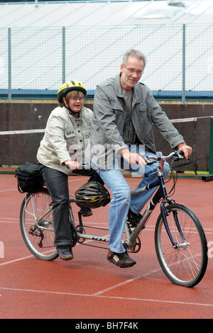 Una donna con problemi di apprendimento è un andare a cavallo di un triciclo, come parte di un Sport possibilità giorno North Yorkshire. Modello RELEAS Foto Stock