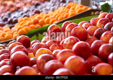 La frutta fresca a verde grande magazzino di alimentari Foto Stock