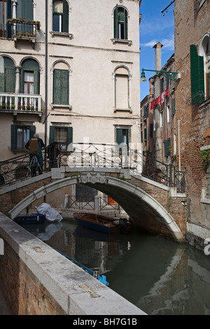 Artista che lavora sul Ponte Storto a Venezia Foto Stock