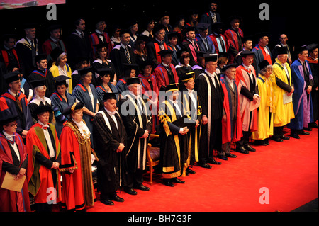 L'Università del Sussex Cancelliere Sanjeev Bhaskar center stage all'inizio dell'inverno cerimonia di laurea in Brighton Dome Foto Stock