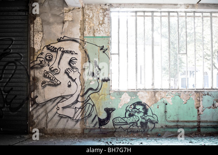 Graffiti su un sito brownfield, a Vichy (Allier - Francia). A Vichy, graffiti dans une usine désaffectée (Allier - Francia). Foto Stock