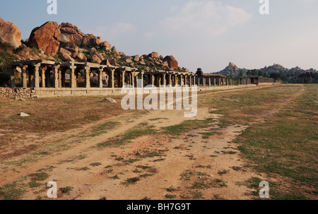 Antico viale con i templi in rovina, Hampi, India. Foto Stock