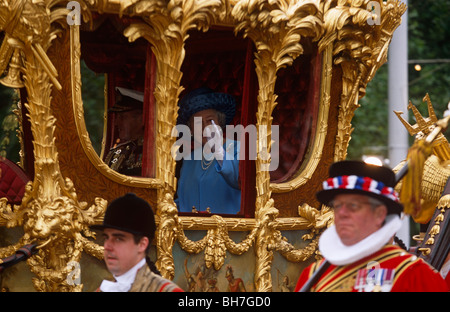 La regina Elisabetta II rende la sua strada verso il basso al centro commerciale con il Principe Filippo per un dorato (cinquantesimo anniversario) Giubileo. Foto Stock
