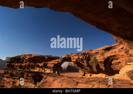 Il Wadi Rum, dove il deserto spettacolari scene di David Lean epico film 'Lawrence d'Arabia' sono state filmate, Giordania Meridionale Foto Stock