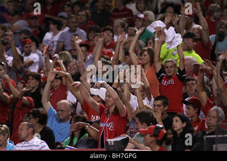 Gli appassionati di baseball onda facendo sport divertenti Cincinnati in Ohio Foto Stock