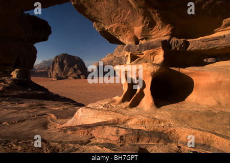 Il Wadi Rum, dove il deserto spettacolari scene di David Lean epico film 'Lawrence d'Arabia' sono state filmate, Giordania Meridionale Foto Stock