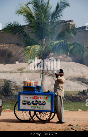 Ice Cream venditore in Hampi, India. Foto Stock