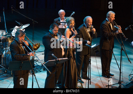 BUDAPEST - 30 dicembre: Benko Dixieland Band esegue sul palco a MuPa Foto Stock