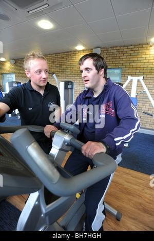 Un giovane uomo con difficoltà di apprendimento funziona in una palestra, North Yorkshire Foto Stock