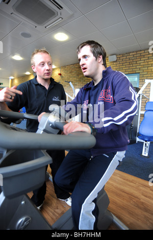 Un giovane uomo con difficoltà di apprendimento funziona in una palestra, North Yorkshire Foto Stock