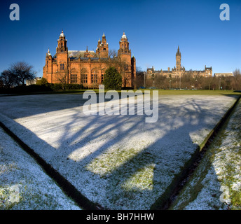 Fotografia panoramica Kelvingrove Park con la vista su Kelvingrove Art Gallery and Museum e Università di Glasgow edificio. Foto Stock