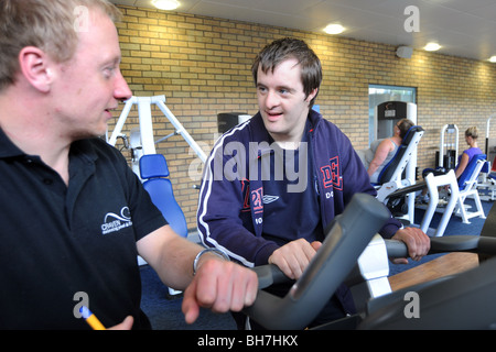 Un giovane uomo con difficoltà di apprendimento funziona in una palestra, North Yorkshire Foto Stock