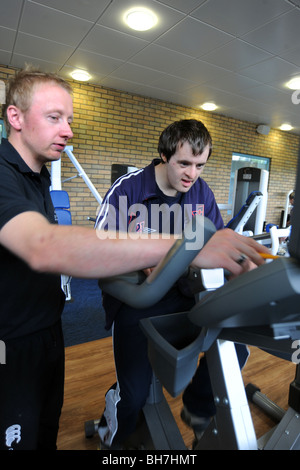 Un giovane uomo con difficoltà di apprendimento funziona in una palestra, North Yorkshire Foto Stock