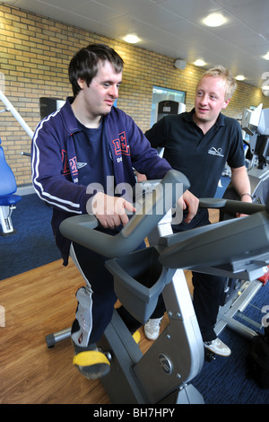 Un giovane uomo con difficoltà di apprendimento funziona in una palestra, North Yorkshire Foto Stock