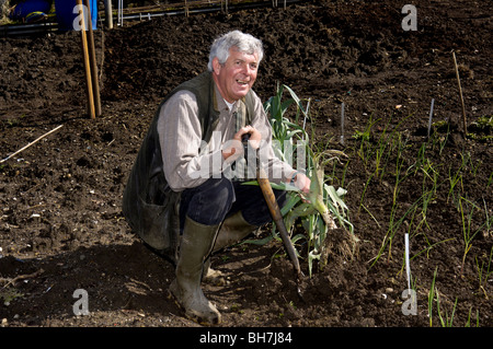 La radio e la TV personality Terry Walton sul suo riparto nella Rhondda Valley, South Wales, Regno Unito. Foto Stock