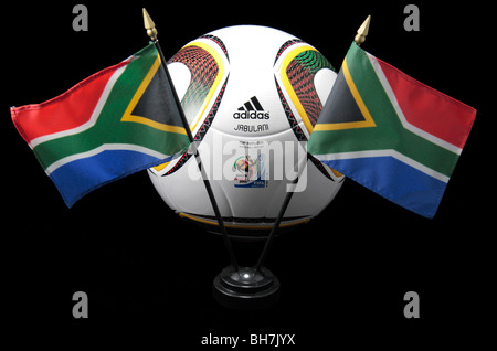 South African bandiere di fronte una replica 2010 FIFA World Cup replica match ball da Adidas, il Jabulani. Foto Stock