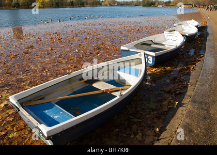 Una serie di quattro blu e bianco imbarcazioni a remi sul lago a serpentina in Hyde Park Londra Regno Unito Foto Stock