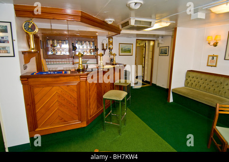 Il Chief Sottufficiali' Mess a bordo del Royal Yacht Britannia ormeggiato a Ocean Terminal Leith SCO 5971 Foto Stock