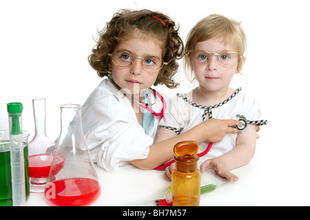 Due ragazze fingendo di essere medico in laboratorio Foto Stock