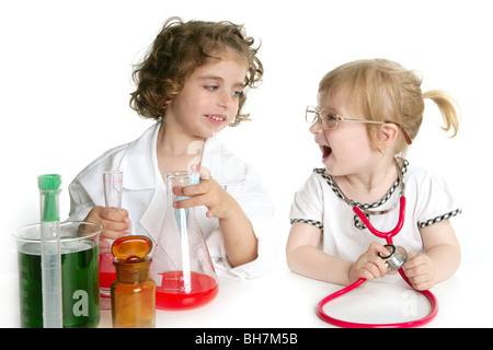 Due ragazze fingendo di essere medico in laboratorio Foto Stock