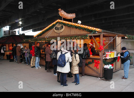 Pressione di stallo di salsiccia a Cologne Christmas Market South Bank di Londra Dicembre 2009 Foto Stock