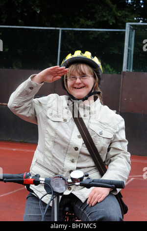 Una donna con problemi di apprendimento è un andare a cavallo di un triciclo, come parte di un Sport possibilità giorno North Yorkshire. Modello RELEAS Foto Stock