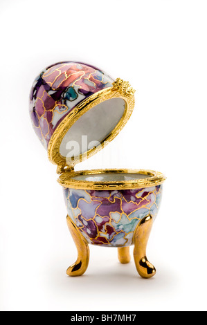 Jeweled uovo su bianco Foto Stock