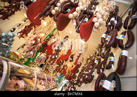 Appendere le salsicce e prosciutti, gourmet shop, Atene, Grecia. Foto Stock