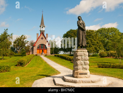 Nova Scotia, Wolfville, Grand Pre National Historic Site. Cappella di pietra e la statua di Evangeline Foto Stock