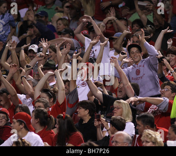 Gli appassionati di baseball facendo wave Cincinnati in Ohio Foto Stock