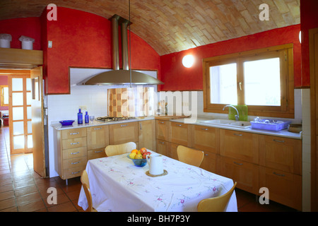 Cucina con barrelt vault ceeling, Parete rossa in stile mediterraneo Foto Stock