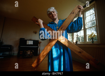 Paula Douthett della danza sacra Gruppo detiene una grande croce di amici cristiani' home in Dorset Foto Stock