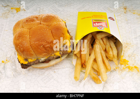 Wendy's estrarre il fast food bacon double cheeseburger e patatine fritte sull'involucro Foto Stock