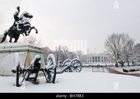 WASHINGTON DC, Stati Uniti d'America - Statua del Presidente Andrew Jackson in Lafayette Park di fronte alla Casa Bianca nella neve. Con questa statua nel centro del parco, è utilizzato per essere noto come Jackson Park. Foto Stock