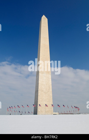 WASHINGTON DC, Stati Uniti d'America - Il Monumento a Washington si staglia in una radura cielo blu dopo un recente tempesta di neve oggetto di dumping più di un piede di neve sulla zona. Foto Stock