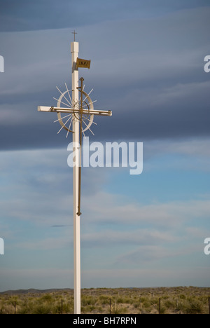 Come una nave di montante, questa croce sovrasta il paesaggio del deserto, guidare nella sua luce riflettente coloro che cercano il conforto. Foto Stock