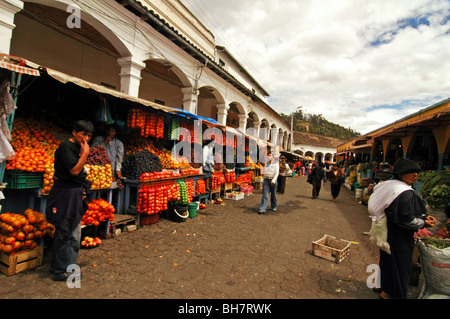 Ecuador, Otavalo, vista di pile di colorati e diversi tipi di frutta in cesti visualizzato sul retro di un pick-up utilizzato come Foto Stock