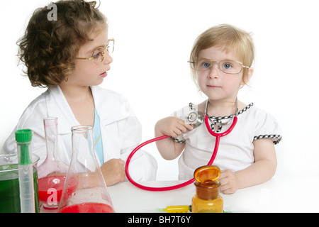 Due ragazze fingendo di essere medico in laboratorio Foto Stock