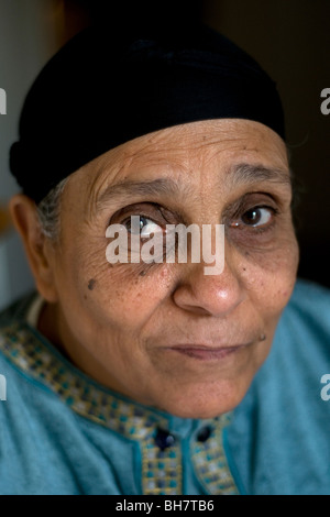 Un ritratto di una mezza età classe lavoro arabo musulmano donna egiziana dal Cairo, Egitto. Foto Stock