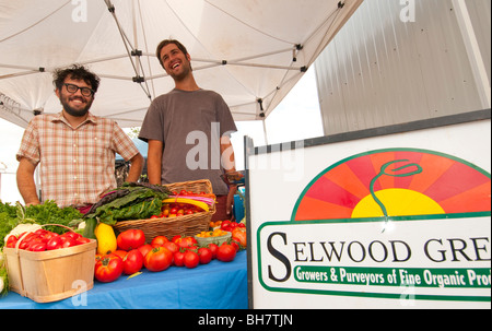 Nova Scotia, Wolfville, Farmers Market Co-op, fornitori vendono estate fresca produrre al mercato del sabato. Foto Stock