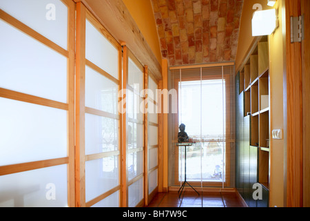 Corridoio con finestra, bella luce interno sulla casa mediterranea Foto Stock
