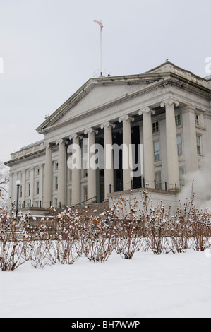 WASHINGTON DC, Stati Uniti d'America - La facciata nord del palazzo del Tesoro a Washington DC con un nuovo manto di neve in primo piano. Foto Stock