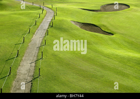 Campo da golf erba verde collina campo con fori e via via Foto Stock