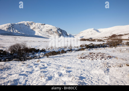 Afon Llugwy River nel paesaggio invernale con la neve nelle montagne del Parco Nazionale di Snowdonia. Valle Ogwen, Conwy, Galles del Nord, Regno Unito. Foto Stock