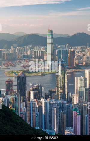 Cina, Hong Kong, il Victoria Peak. Vista su Hong Kong dal Victoria Peak. Lo skyline del centro si trova al di sotto del picco Foto Stock