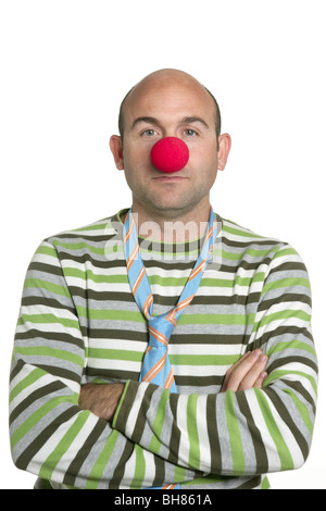 Attore clown che presentano bracci incrociati clown naso e tirante Foto Stock