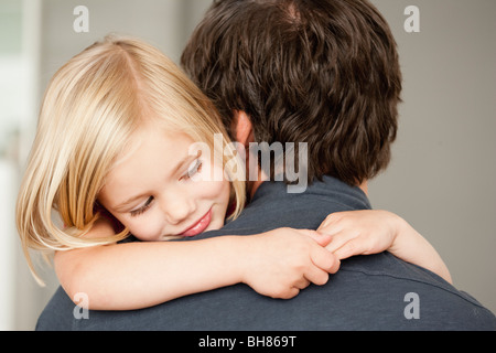 Padre e figlia avvolgente Foto Stock